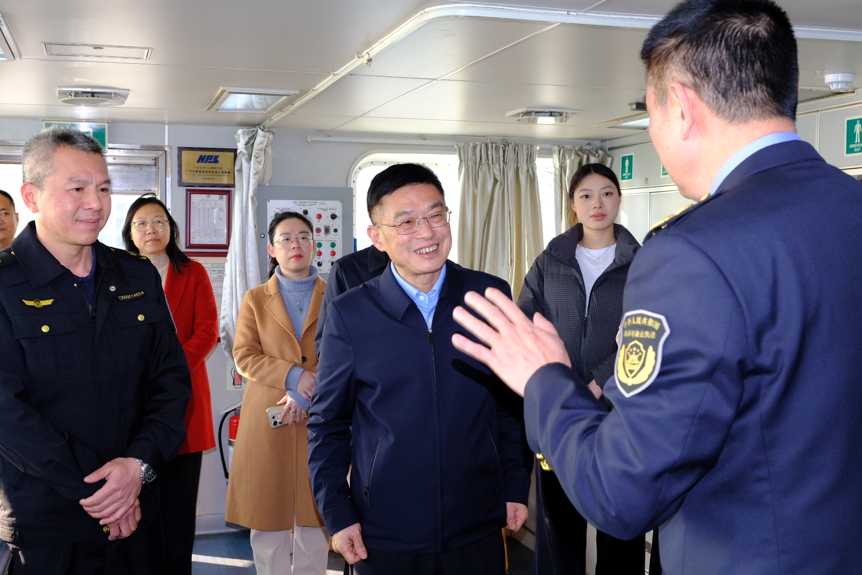 图5 师生参观中国海监8002船.jpg